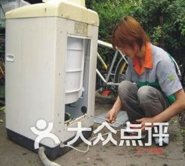守信家电维保服务 工作人员修洗衣机图片 郑州购物